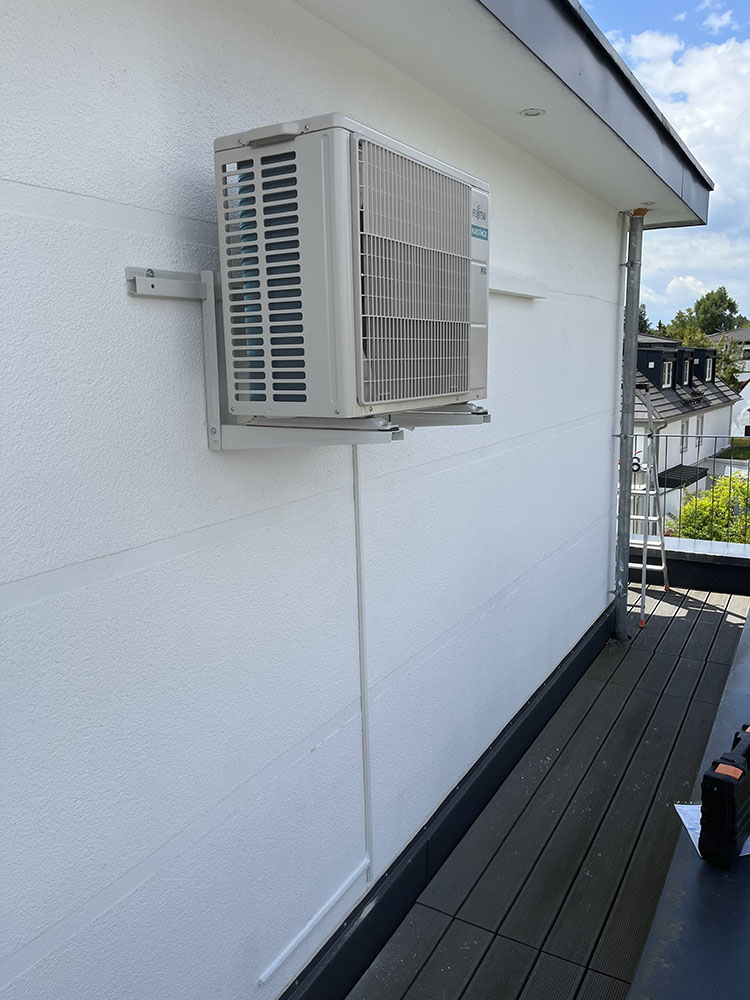 Außengerät an Hauswand