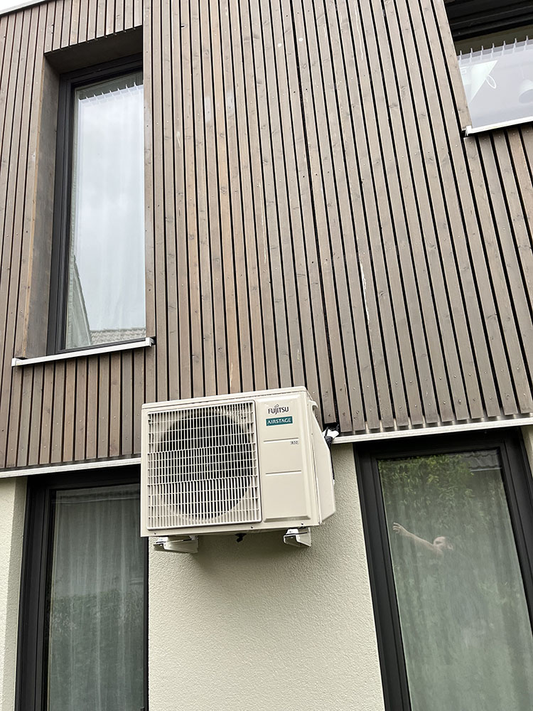 Außengerät an Fassade